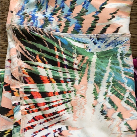 🛍STEAL OF A DEAL! 3 FABLETICS LEGGINGS PACK!🛍 - Picture 3 of 4